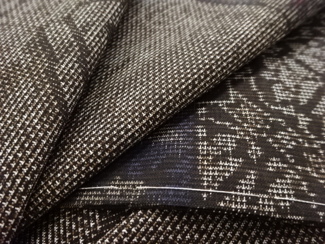  未使用品　仕立て上がり　縞に華紋織り出し本場泥大島紬着物(7マルキ)